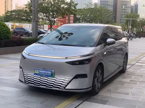 XPeng X9, 2024