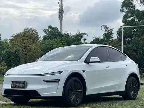 Tesla Model Y, 2025
