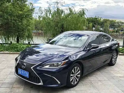 Lexus ES, 2020